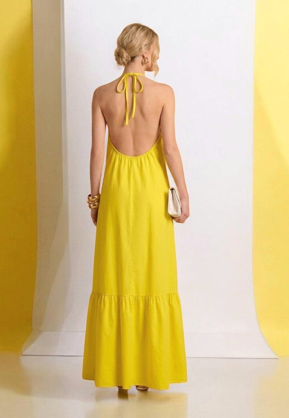 Abito Lungo Giallo con Dettaglio Floreale – Scollo All'Americana